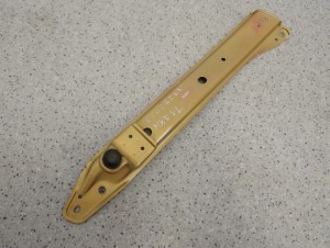 SUZUKI SWIFT MK7 10- WSPORNIK OKULAR PASA PRZEDNIEGO LEWY