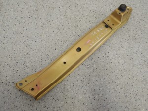 SUZUKI SWIFT MK7 10- WSPORNIK OKULAR PASA PRZEDNIEGO LEWY 2/3 MINIATURA