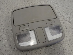 HYUNDAI SONATA V 05-09 LAMPKA OŚWIETLENIA WNĘTRZA PODSUFITKI SCHOWEK