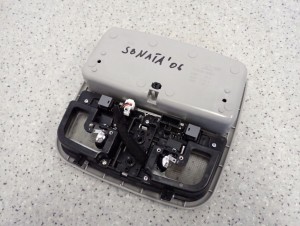 HYUNDAI SONATA V 05-09 LAMPKA OŚWIETLENIA WNĘTRZA PODSUFITKI SCHOWEK 3/5 MINIATURA