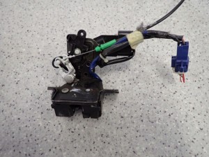 TOYOTA COROLLA E12 HB ZAMEK KLAPY BAGAŻNIKA SB 3/4 MINIATURA