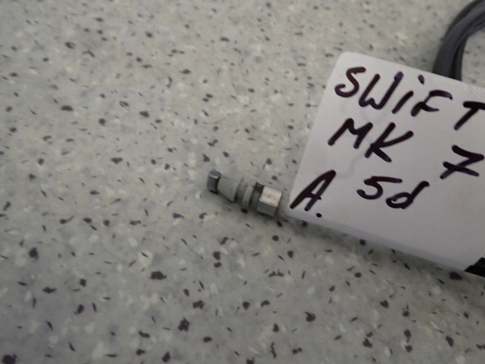 SUZUKI SWIFT MK7 5d 10- LINKA OTWIERANIA KLAPKI WLEWU PALIWA 3/4