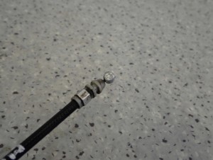 SUZUKI SWIFT MK7 5d 10- LINKA OTWIERANIA KLAPKI WLEWU PALIWA 2/4 MINIATURA