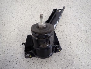 SUZUKI SWIFT IV MK7 10- 1.2 PODUSZKA PRAWA SILNIKA OLEJOWA