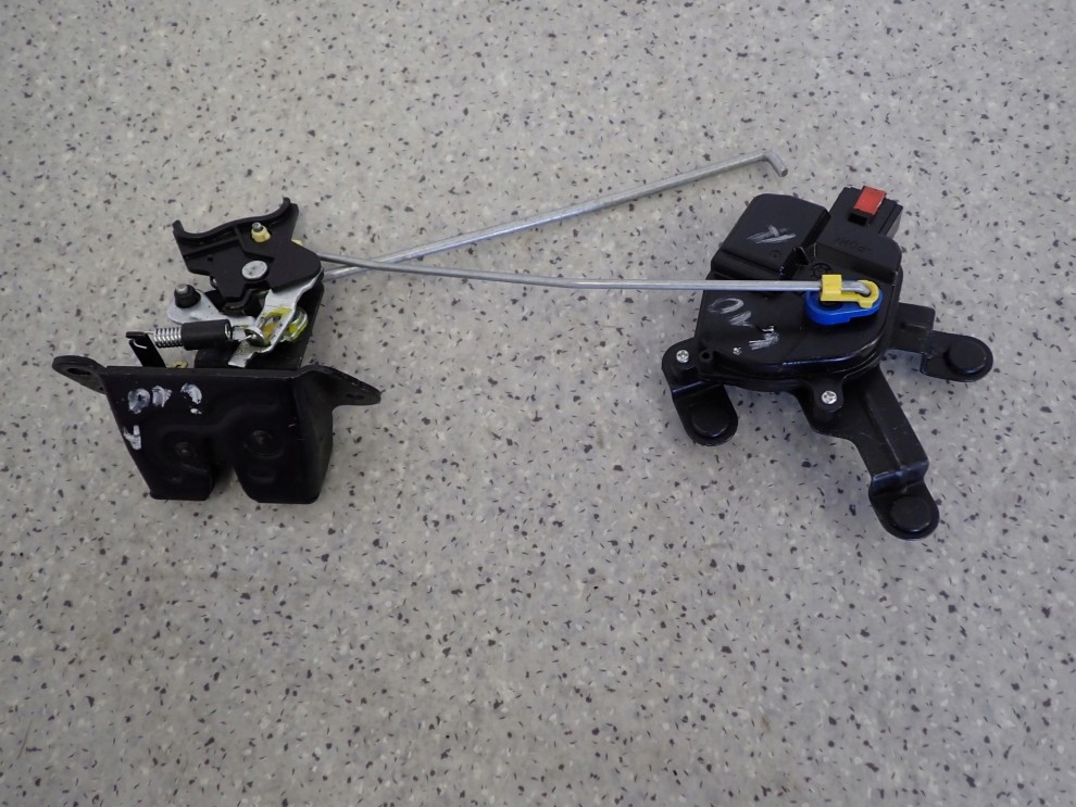 HYUNDAI i10 07-13 ZAMEK KLAPY BAGAŻNIKA 1/4