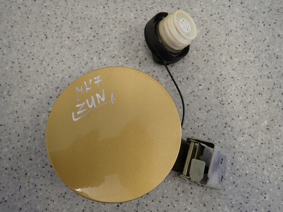 SUZUKI SWIFT MK7 10- KLAPKA WLEWU PALIWA ZUN 2/3