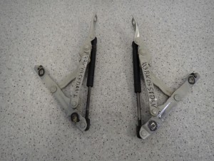 MAZDA3 MAZDA 3 BK SEDAN 4D 03- ZAWIASY SIŁOWNIKI KLAPY BAGAŻNIKA KOMPLET