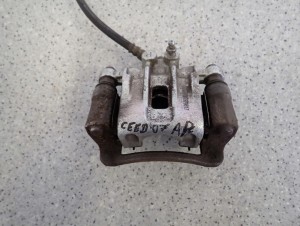 HYUNDAI i30 KIA CEED 07-12 ZACISK HAMULCOWY TYLNY PRAWY 2/5 MINIATURA