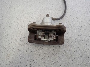 HYUNDAI i30 KIA CEED 07-12 ZACISK HAMULCOWY TYLNY PRAWY 3/5 MINIATURA