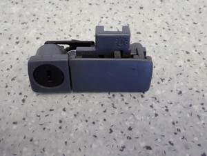 NISSAN PRIMERA P12 ZAMEK SCHOWKA PASAŻERA