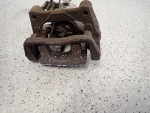 HYUNDAI IX20 KIA VENGA 09- ZACISK TYLNY PRAWY 6/7 MINIATURA