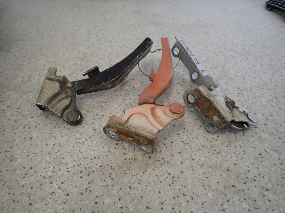 KIA PICANTO 04-11 ZAWIAS MASKI LEWY 2/3