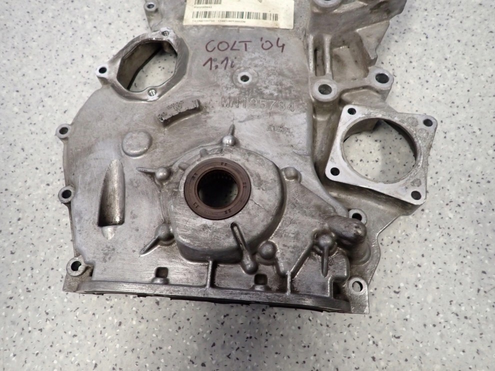 MITSUBISHI COLT 04-08 1.1 BENZYNA OSŁONA OBUDOWA ROZRZĄDU POMPA OLEJU 2/8