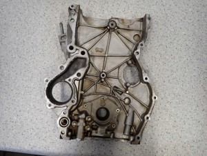 MITSUBISHI COLT 04-08 1.1 BENZYNA OSŁONA OBUDOWA ROZRZĄDU POMPA OLEJU 6/8 MINIATURA