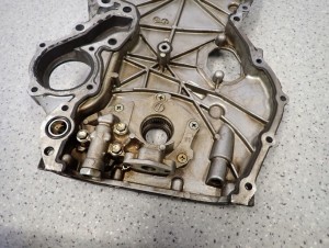 MITSUBISHI COLT 04-08 1.1 BENZYNA OSŁONA OBUDOWA ROZRZĄDU POMPA OLEJU 7/8 MINIATURA