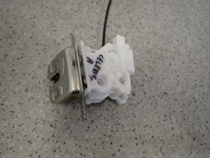 SUZUKI CELERIO 14-19 ZAMEK TYLNEJ KLAPY 7/7 MINIATURA