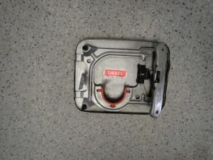 NISSAN ALMERA N16 00-06 KLAPKA WLEWU PALIWA KY0 5/6 MINIATURA