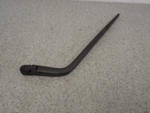 TOYOTA YARIS I JP 99-05 RAMIE WYCIERACZKI TYLNEJ