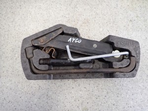 TOYOTA AYGO 05- PODNOŚNIK SAMCHODOWY KLUCZ DO KÓŁ STYROPIAN ZESTAW