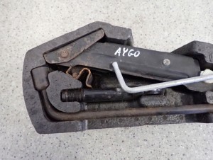 TOYOTA AYGO 05- PODNOŚNIK SAMCHODOWY KLUCZ DO KÓŁ STYROPIAN ZESTAW 2/4 MINIATURA