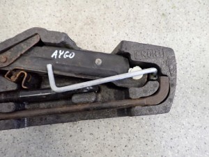 TOYOTA AYGO 05- PODNOŚNIK SAMCHODOWY KLUCZ DO KÓŁ STYROPIAN ZESTAW 3/4 MINIATURA