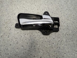 HYUNDAI i30 07-12 KLAMKA DRZWI PRZEDNIA PRAWA WEWNĘTRZNA CHROM