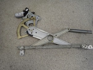 SUBARU LEGACY OUTBACK 03-06 PODNOŚNIK SZYBY PRZEDNI PRAWY