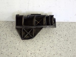 TOYOTA AVENSIS T25 02- ŚLIZG ZDERZAKA TYLNY LEWY