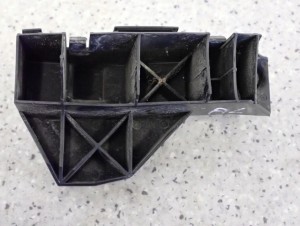 TOYOTA AVENSIS T25 02- ŚLIZG ZDERZAKA TYLNY LEWY 3/6 MINIATURA