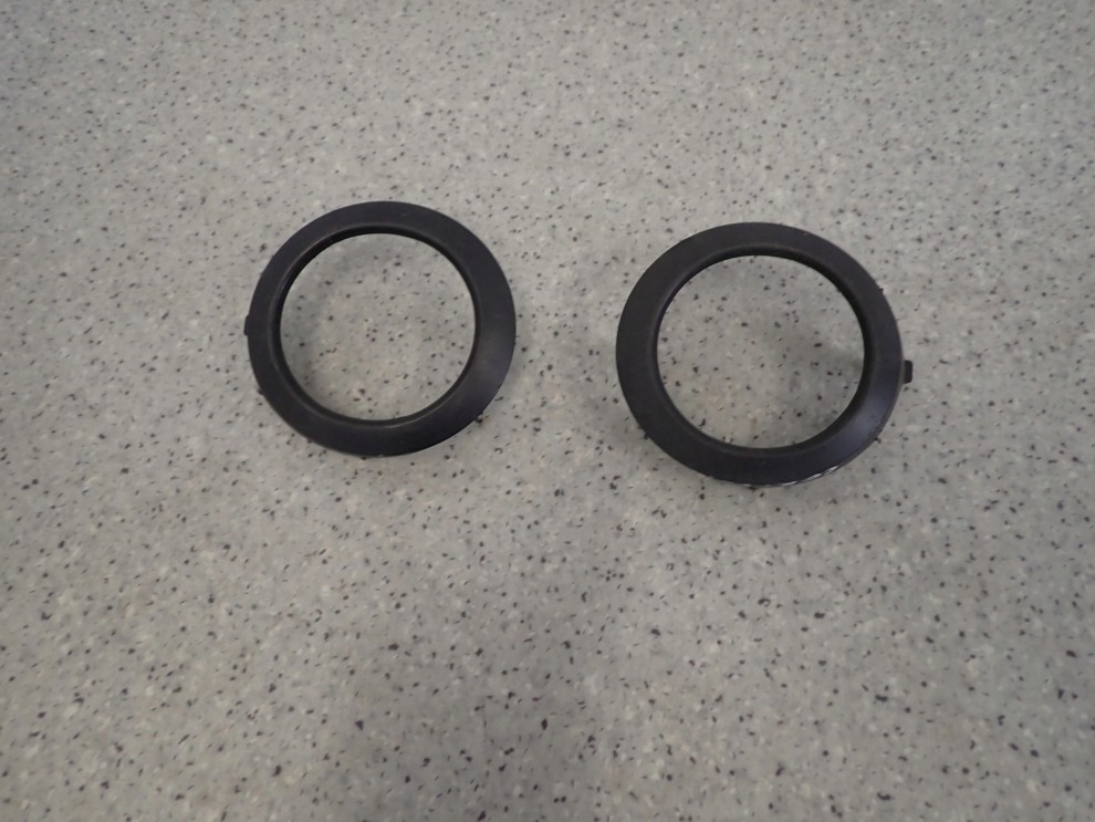 TOYOTA COROLLA VERSO 01-03 RAMKA HALOGENU ZAŚLEPKA W ZDERZAK 3/6