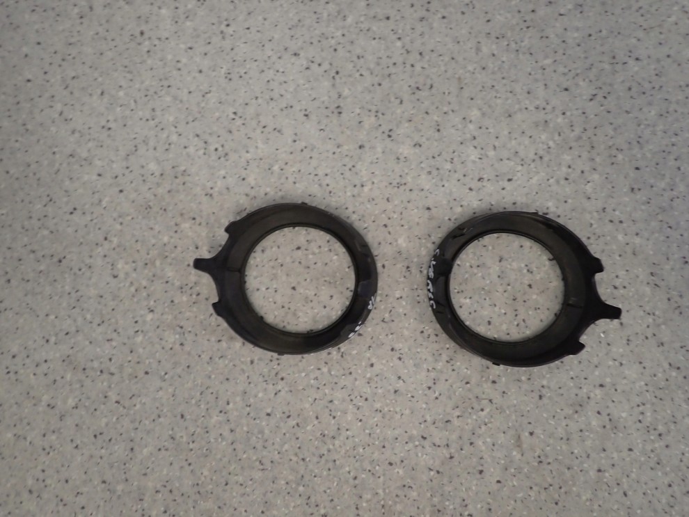 TOYOTA COROLLA VERSO 01-03 RAMKA HALOGENU ZAŚLEPKA W ZDERZAK 5/6