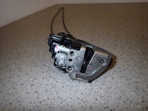 TOYOTA VERSO 09-13 ZAMEK DRZWI TYLNY PRAWY 3/6 MINIATURA