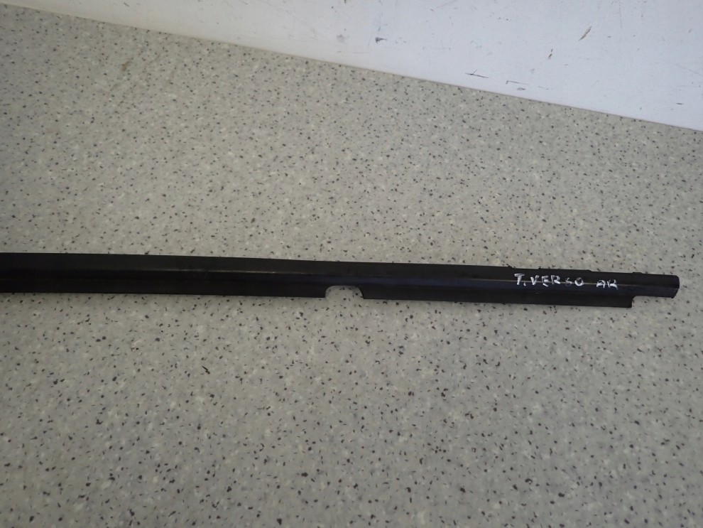TOYOTA VERSO 09-13 LISTWA ZGARNIAJĄCA SZYBY TYLNA PRAWA 3/8