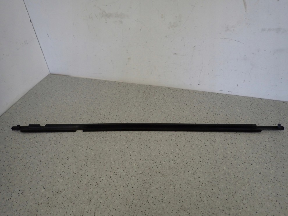 TOYOTA VERSO 09-13 LISTWA ZGARNIAJĄCA SZYBY TYLNA PRAWA 6/8