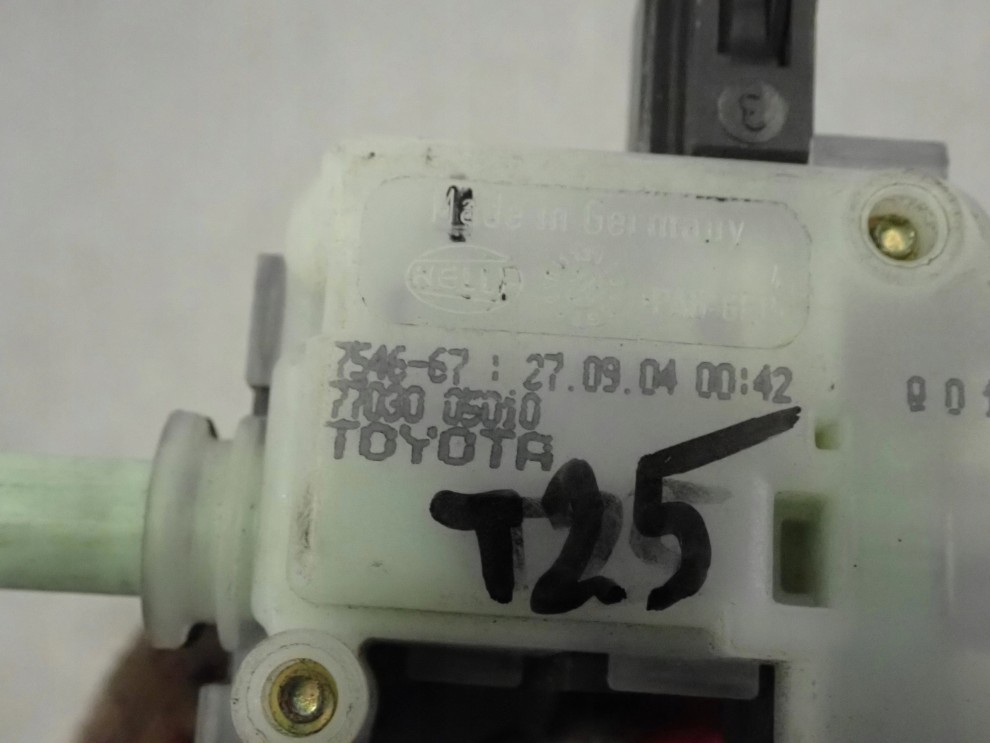 TOYOTA AVENSIS T25 02- SIŁOWNIK KLAPKI WLEWU PALIWA 2/6