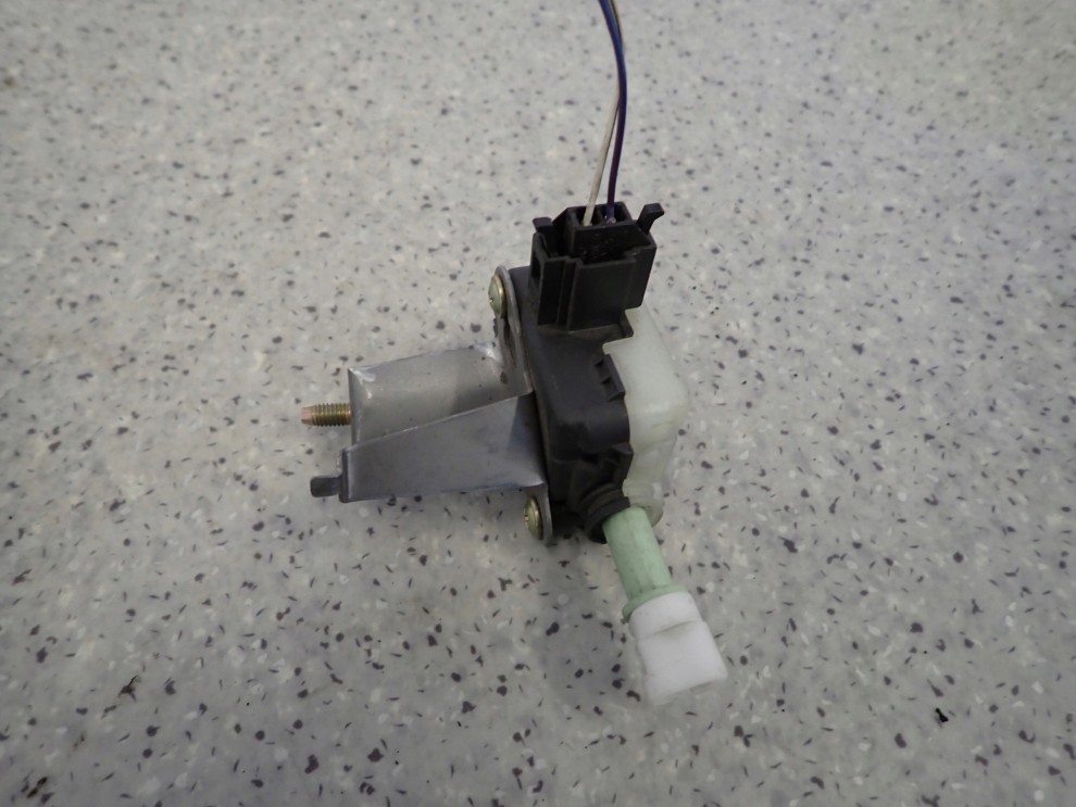 TOYOTA AVENSIS T25 02- SIŁOWNIK KLAPKI WLEWU PALIWA 3/6