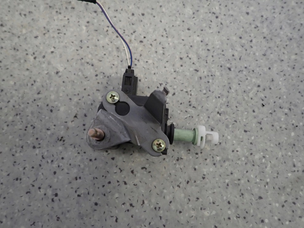 TOYOTA AVENSIS T25 02- SIŁOWNIK KLAPKI WLEWU PALIWA 4/6