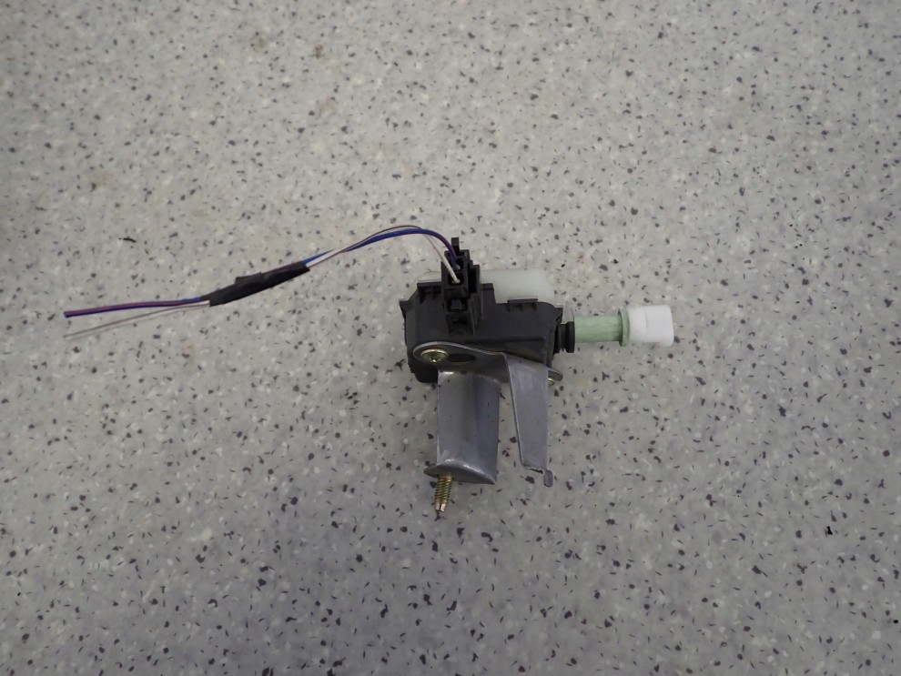 TOYOTA AVENSIS T25 02- SIŁOWNIK KLAPKI WLEWU PALIWA 5/6