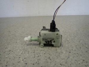 TOYOTA AVENSIS T25 02- SIŁOWNIK KLAPKI WLEWU PALIWA