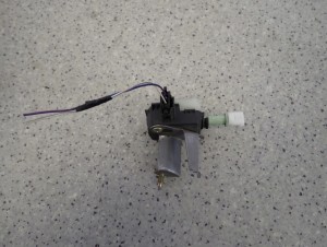 TOYOTA AVENSIS T25 02- SIŁOWNIK KLAPKI WLEWU PALIWA 5/6 MINIATURA