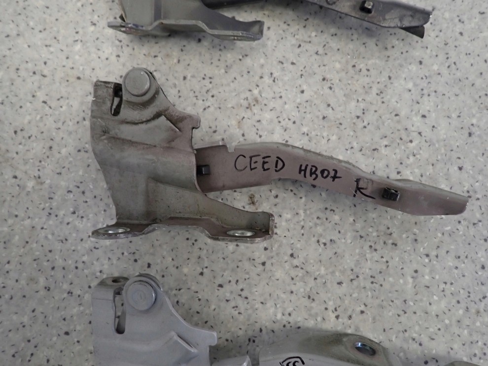 KIA CEED HATCHBACK KOMBI 07-12 ZAWIAS MASKI PRAWY 3/8