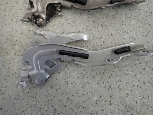 KIA CEED HATCHBACK KOMBI 07-12 ZAWIAS MASKI PRAWY 6/8 MINIATURA