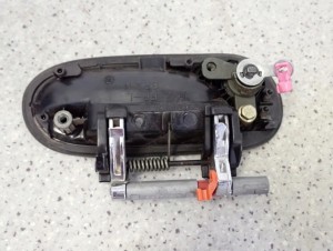 NISSAN ALMERA N16 00- KLAMKA PRZEDNIA LEWA 10/10 MINIATURA