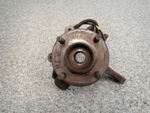 MAZDA2 MAZDA 2 03-07 ZWROTNICA PIASTA PRZEDNIA LEWA