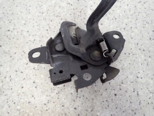 TOYOTA VERSO 09-13 ZAMEK MASKI 5/5 MINIATURA