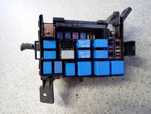 KIA VENGA 09- HYUNDAI IX20 1.4I SKRZYNKA BEZPIECZNIKÓW PUSZKA ELEKTRYCZNA 3/7 MINIATURA