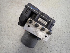 TOYOTA VERSO 2.0 D4D 09- POMPA ABS STEROWNIK