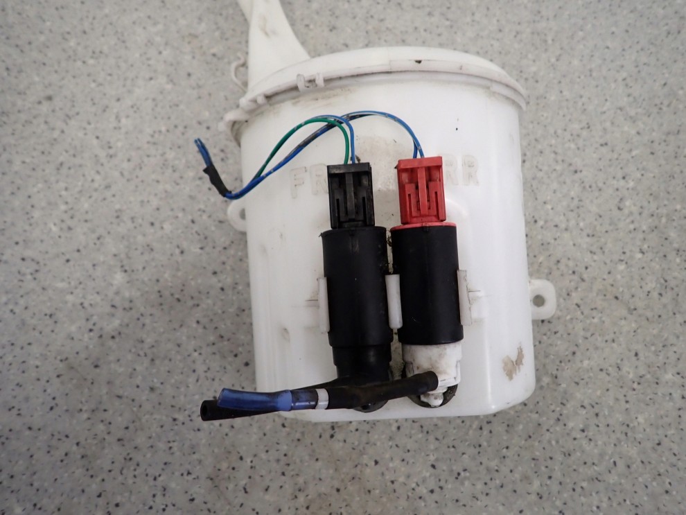 TOYOTA YARIS I FR 99-05 ZBIORNICZEK SPRYSKIWACZY POMPKA 2/8