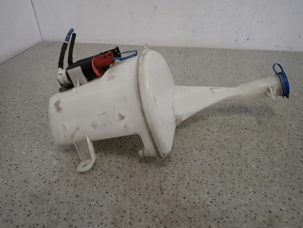 TOYOTA YARIS I FR 99-05 ZBIORNICZEK SPRYSKIWACZY POMPKA 4/8