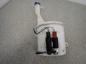 TOYOTA YARIS I FR 99-05 ZBIORNICZEK SPRYSKIWACZY POMPKA